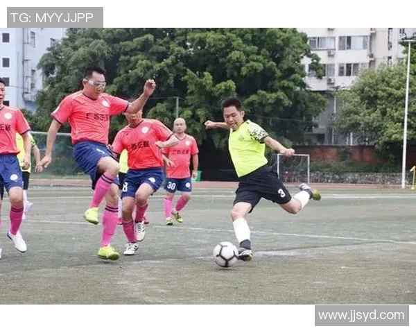 足球明星杜伟的职业生涯与成就全景展示及精彩图片回顾